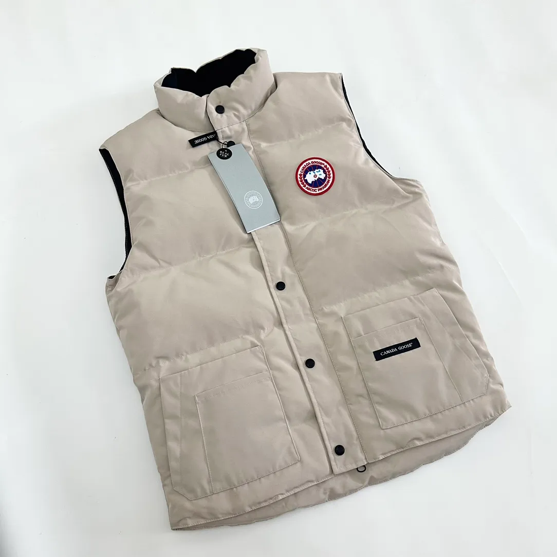 P380 top real shot - model number 119100 Canada Goose has always been recognized as the warmest down jacket. Various Instagram celebrities, Internet celebrities, and celebrities often wear it for street photos. I make Canada Goose every year, but I still can’t get rid of my love for the goose. No matter how cold the days are, there is no need to be afraid because of the care of the goose. The down vest is definitely a concave shape in autumn and winter. It is a trading company order model, exclusively launched! The purchase at the counter is the same as the genuine original clothes. Pay attention to the matching. There is velvet on the back collar, which is more warm. There is a zippered hidden pocket on the inside, and the genuine net pocket is synchronized inside. You need to compare the genuine products at any time. All the accessories are custom-made from the original factory. 1️⃣Fabric: Domestic exclusive Japanese original fabric with characteristics: waterproof, drill-proof, anti-fading, 24-count calendered woolen surface (waterproof level conforms to the ball raincoat level) 2️⃣Down: national standard 80 white duck down Supports identification (many on the market are 50 velvet and recharged in order) with better thermal insulation performance, light and not heavy, and good recovery of fluffiness after compression!  3️⃣Zipper: Original factory customized zipper with clear engraving and perfect texture. Original customized authentic YKK military-grade copper core zipper puller that can withstand hundreds of thousands of pulls. 4️⃣Embroidery: Imported new Behringer embroidery machine customized with 10,000-needle electric embroidery, full/three-dimensional/clear! 5️⃣: 400D high-density count liner fabric in the inner liner completely eliminates the problem of velvet leakage and velvet leakage. In the down woven category, there is no bragging. There is currently almost no one that can do better than us! Make an original product with care, so that every customer has the confidence to introduce it to his customers: This is the top replica version in China. A good product does not need too much soft text to highlight it. Color: Black Gray Off-White Size: S-XXL Size Clothing Length Bust Shoulder Width Recommended Height Recommended Weight S: 70 117 47.5 155-160 100-120 M: 72 121 48.5 160-170120-140 L: 74 125 49.5 165-175,140-160 Warm reminder: The tile measurement is measured manually, and the error of 1-3cm is within the normal range! The customer's suggestion is not used as a reason for return or exchange; #Because everyone's body height is different, the size recommended by customer service is only a slight color difference. Please note that slight color differences in the product are normal and will not be used as a reason for return or exchange. #Due to different monitor display pixels and external factors such as shooting lighting